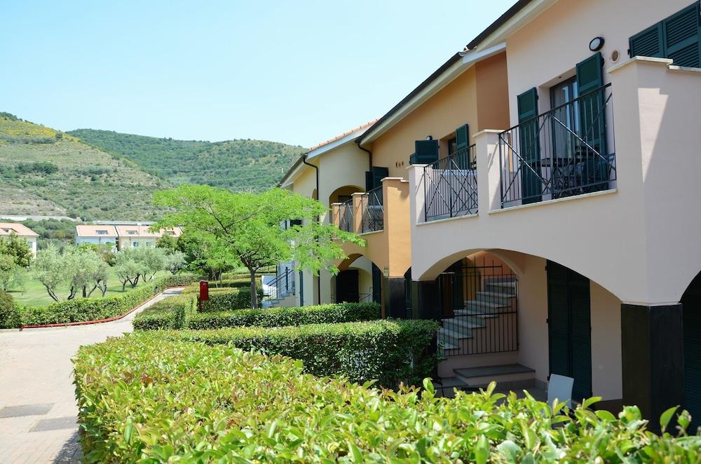 Castellaro Golf Resort Экстерьер фото